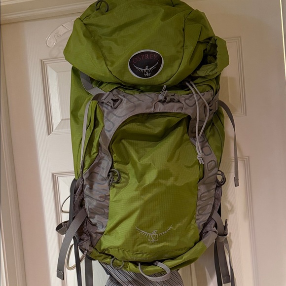 Osprey Airscape hiking backpack in green & gray L 68 liters 4150 cub inch 4 lbs